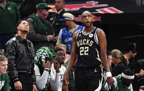 爱游戏赛事中心-雄鹿关键时刻失误不断，球队憾负对手，推荐自己实现.